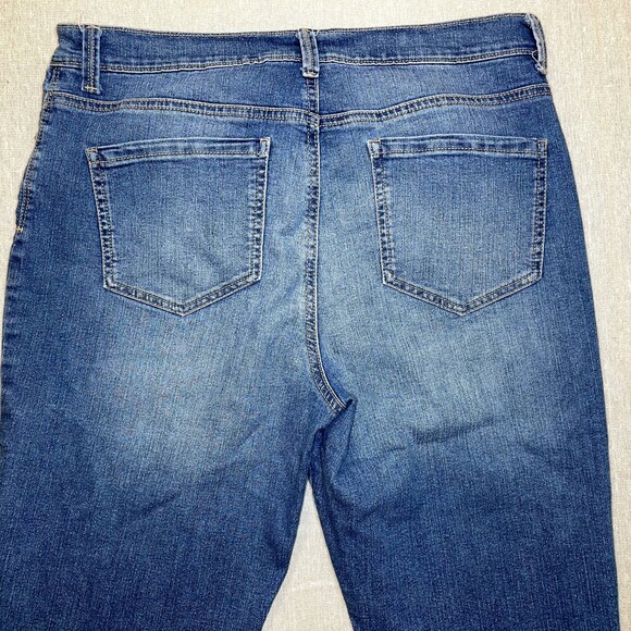 Gloria Vanderbilt | Petite Embroidered Amanda Capri | 14P - Picture 4 of 9